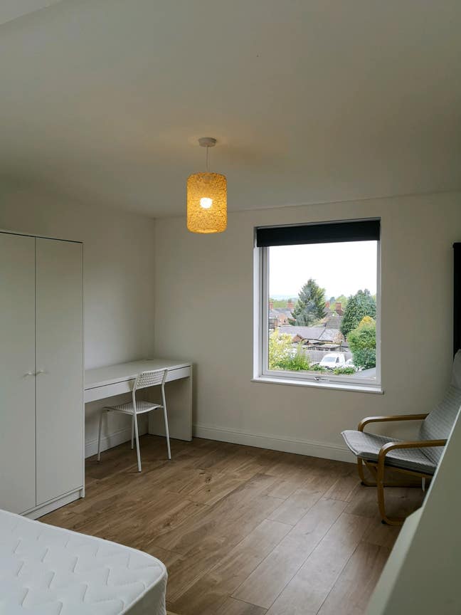 Large Double Room with En Suite  Main Photo