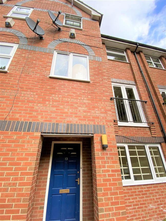 1 Double Room Available in a Shared House Main Photo