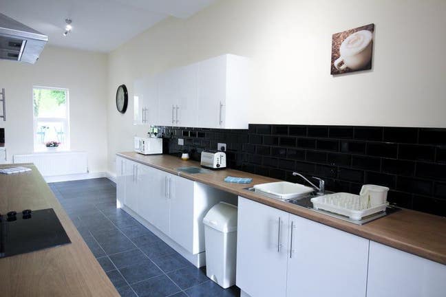 Only 2 left. Large Double size En-suite rooms Main Photo