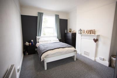 2 Stylish double rooms available in friendly share Main Photo