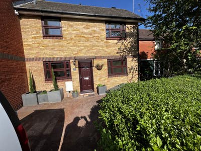 Newly Refurbished Terraced house - Private garden Main Photo