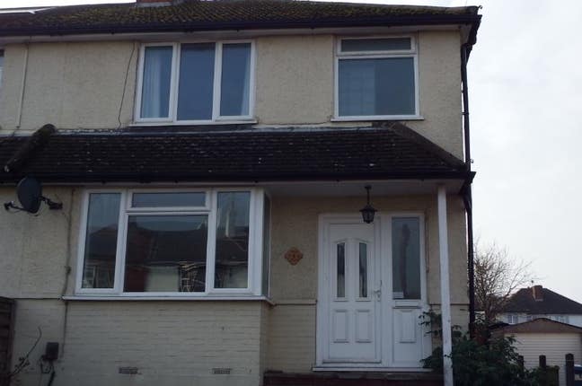 Bright, fully furnished room available Main Photo