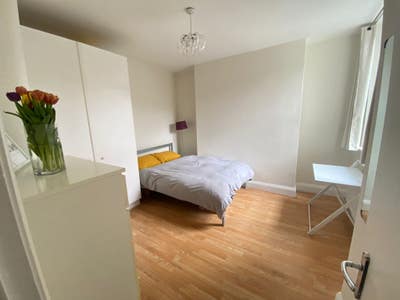 Room in Edgward Road. Available from Aug 1st-15th Main Photo