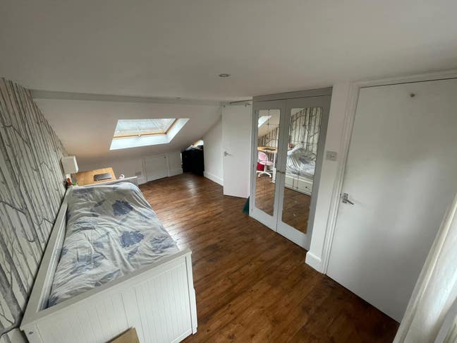 Large bright bedroom  Main Photo