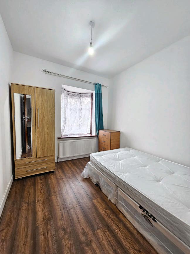 Refurbished: Double Room: All Bills Included Main Photo