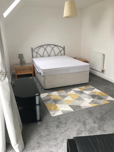 Large Dble Bedroom+Private Bathroom-Own 3Rd Floor Main Photo