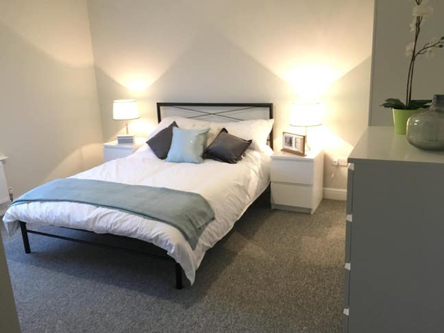 **Lovely large double with en-suite** with parking Main Photo