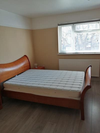 Monday–Friday Double Room – All bills included. Main Photo