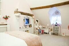 Lovely double bedroom on top floor suite Main Photo