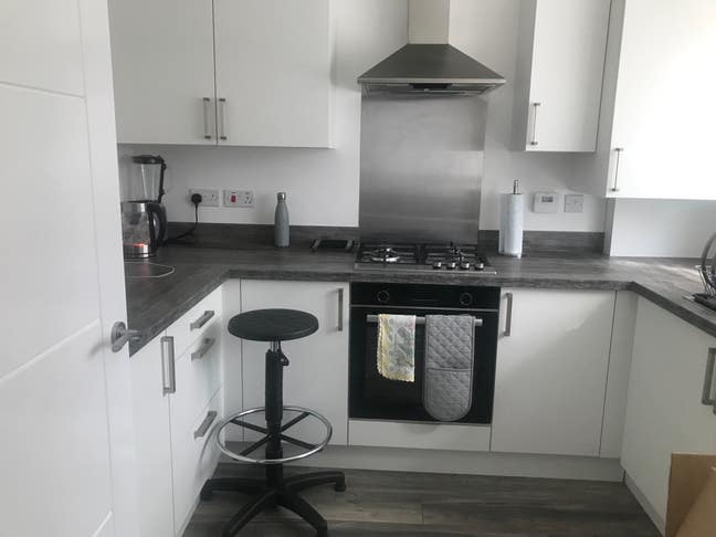 Fully furnished double room in a new family house Main Photo