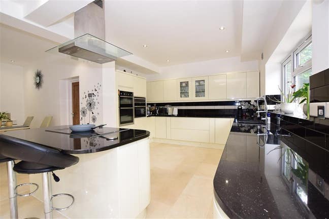 Double bedroom for rent near Gidea Park Station Main Photo