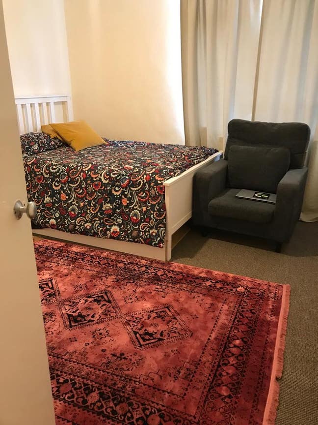 Double Room in  5 Bedrooms Flat Main Photo