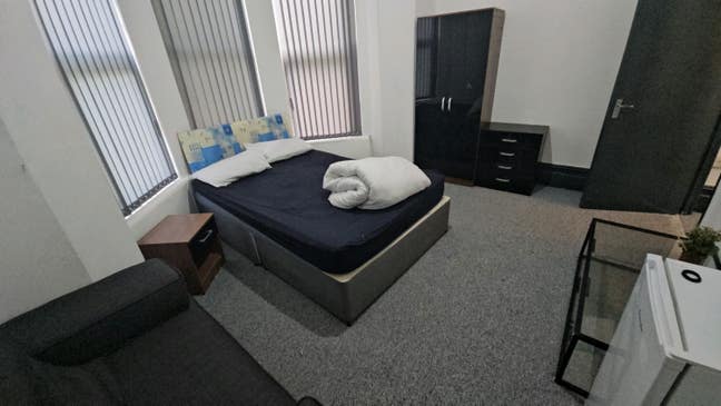 1 bed Flat, refurbished near Hospital transport.  Main Photo
