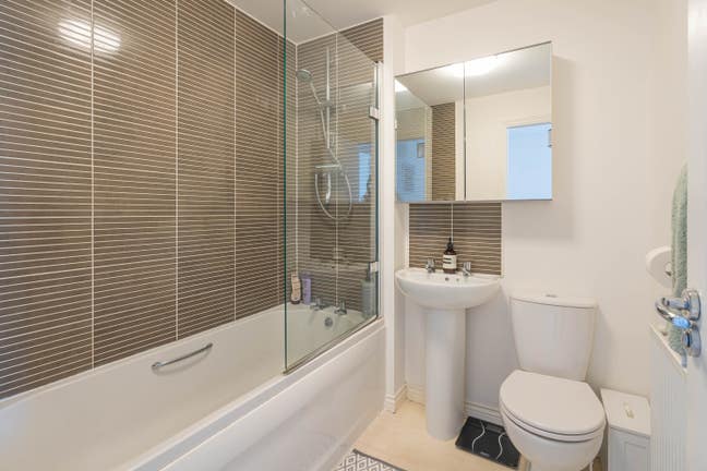 Double room available in 2 bed house in Didcot Main Photo