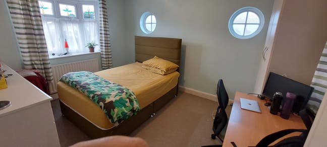 Stunning Spacious Double Bedroom and Bathroom  Main Photo