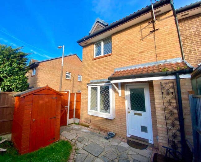Stunning 1 Bed House with Parking and Garden Main Photo