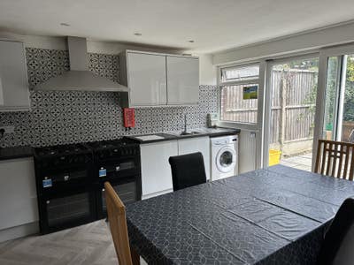 Extra Large Double  En-Suite Nr Hospital/Town    Main Photo