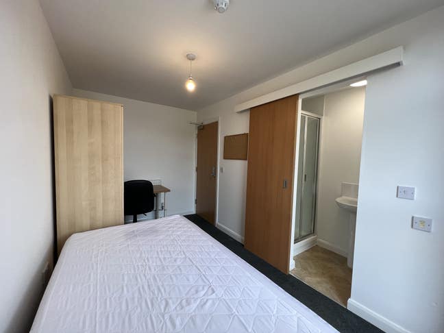 Affordable en-suite rooms Bills Inc. Main Photo