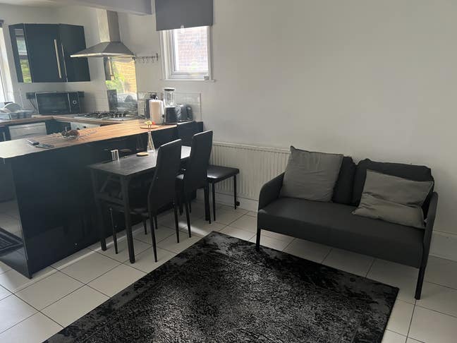 *Very LargeDouble En-Suite Room in Great Location* Main Photo