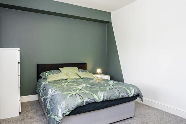 Spacious Double Ensuite availabe now near hospital Main Photo