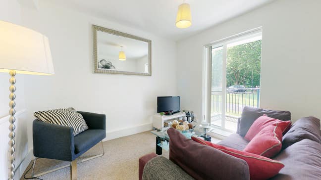 3 dbl bed whole flat with parking & balcony W4 Main Photo