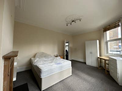 Fulham\Barons C.|Large Room||Great Flatmates|Value Main Photo