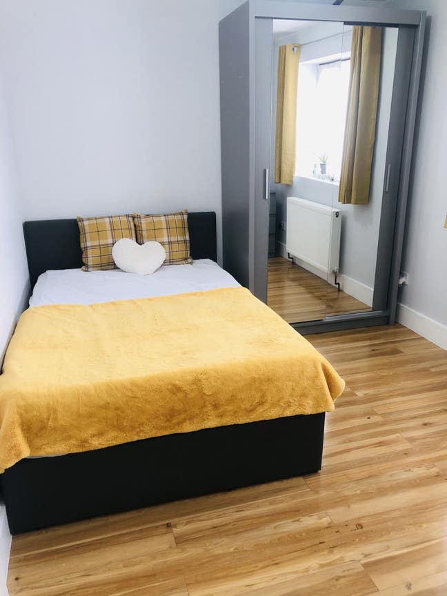 **Beautiful Large Double -Next to Stratford Tube** Main Photo