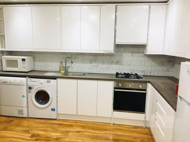 **Beautiful Double in  🏠  Next to Stratford Tube** Main Photo