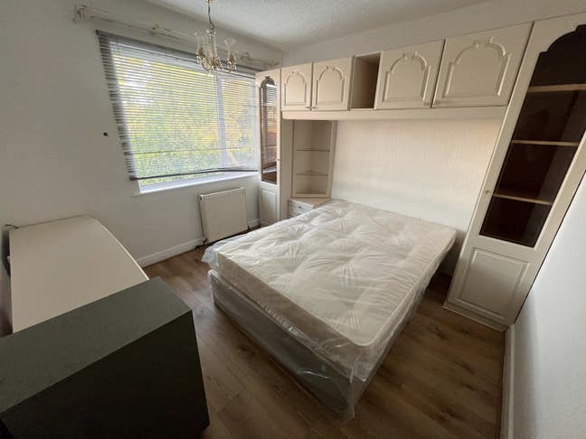 Medium size room in Harrow Main Photo