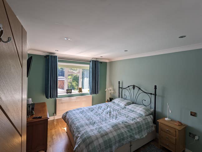 Lrg bedroom, walk in closet, Pvt bathroom+parking Main Photo