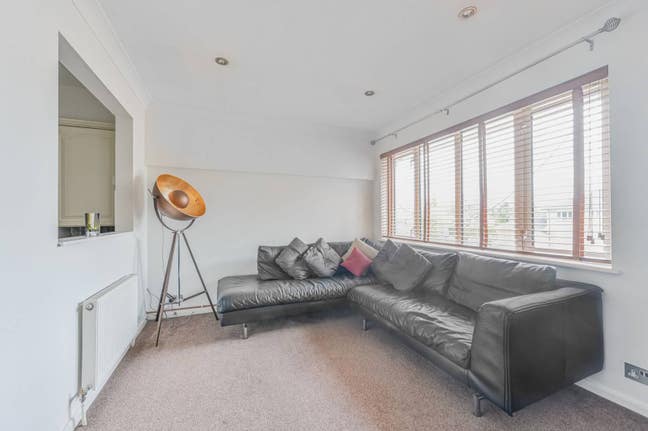 Large 2 bed, 2 bath flat in prestigious location Main Photo