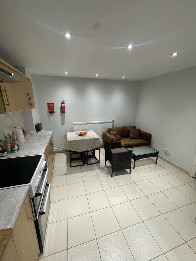 Only one room left - spacious kitchen & 2 toilets Main Photo