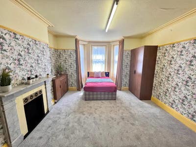 Studio 8min walk from center.  Main Photo