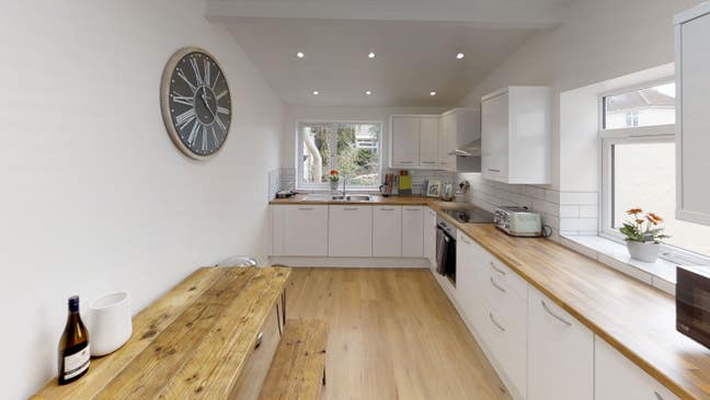 Located on famous Gloucester Road - Double room  Main Photo