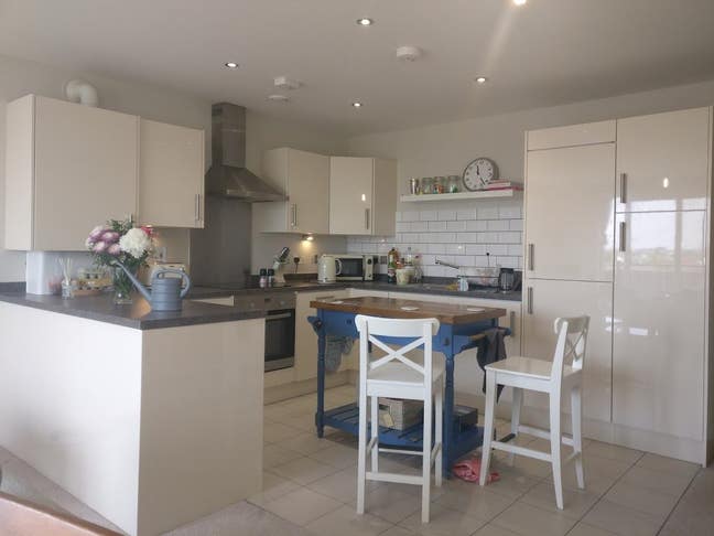 Spacious 2 bedroom flat close to station  Main Photo