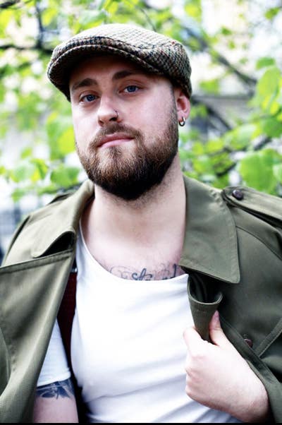 Room wanted for professional young male. Main Photo