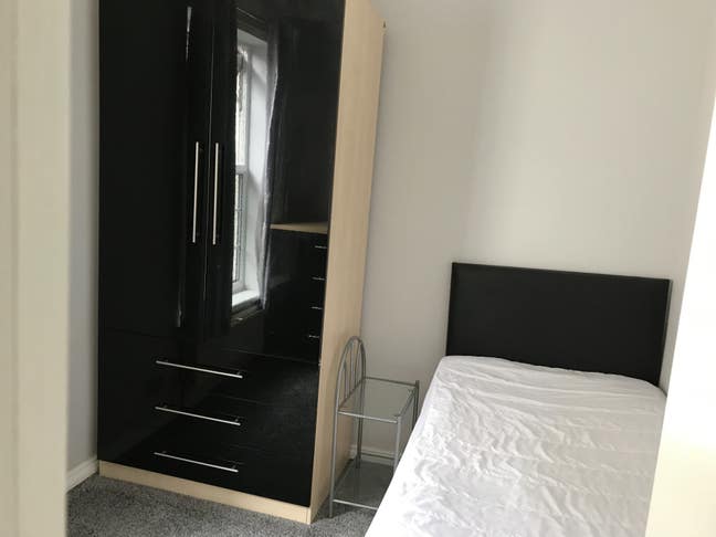 Single and double room near Eden shopping  Main Photo