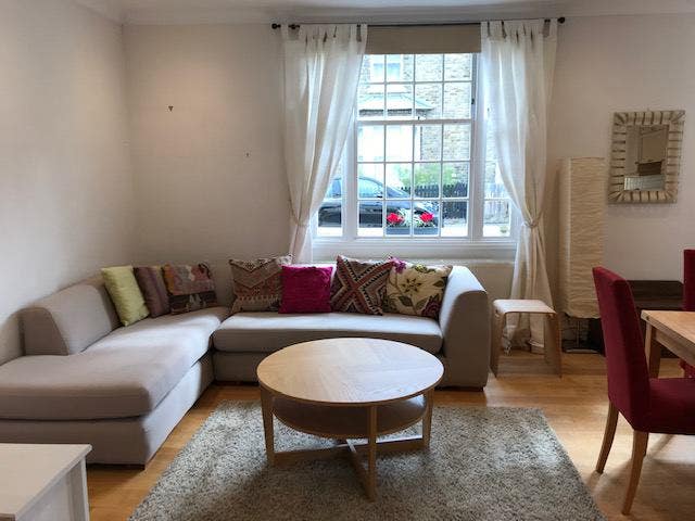 Charming Little House for rent in Central Putney Main Photo