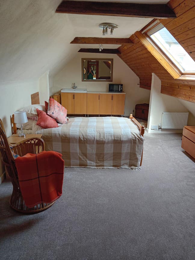Large room in quiet central location of town Main Photo
