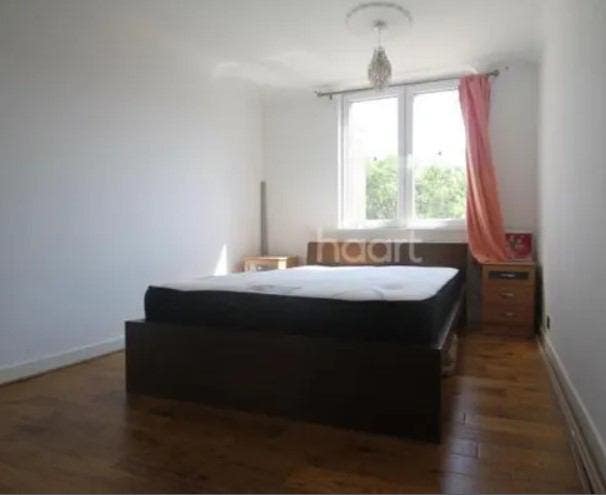 Modern 3 Bed Property for 3 Professionals Main Photo