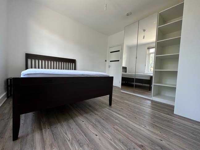 Double Room with brand new floor, bed and wardrobe Main Photo