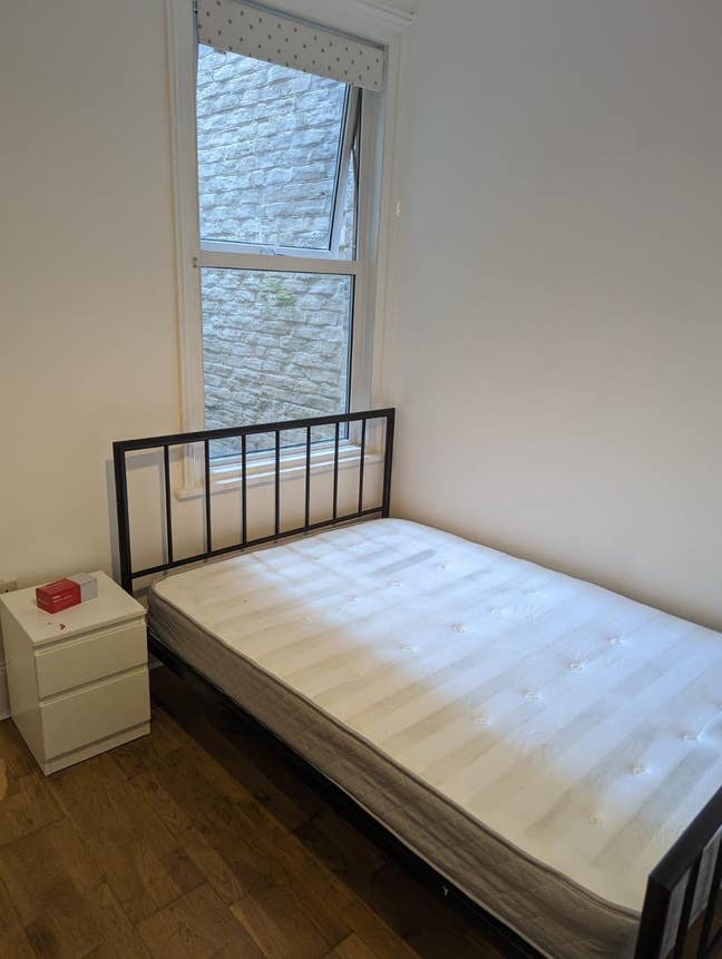 Double room in all female household with bills  Main Photo