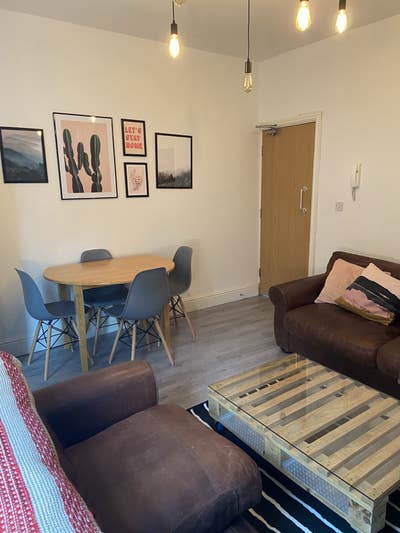 Double room with en-suites available in S11 Main Photo