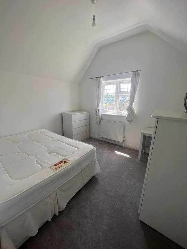 Sunny double bedroom. Oakdale Main Photo