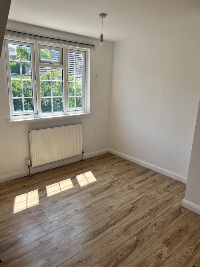Sunny top floor room to rent top of Elm Grove  Main Photo