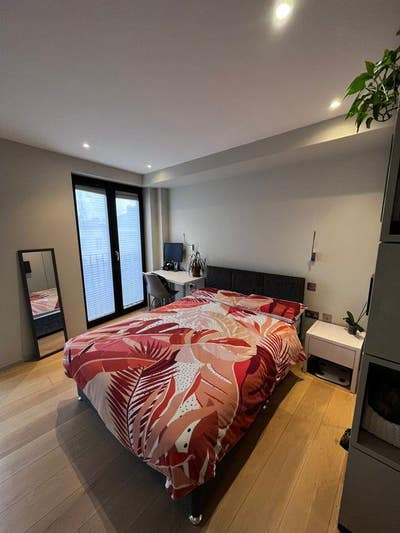 Large, modern double room in great location Main Photo