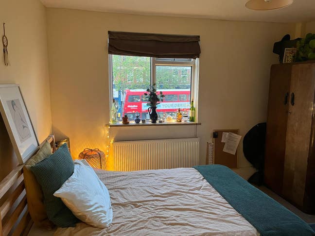 Light, airy room in spacious flat. Main Photo