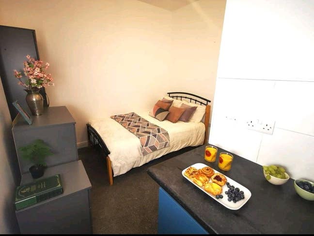 En suite with kitchinette in Doncaster DN4 Main Photo