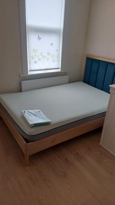 Bright bedroom available  Main Photo