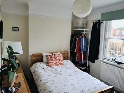 Double room in friendly Barnes flatshare Main Photo